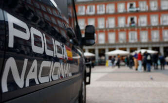 coche de la Policía Nacional en la plaza mayor de Madrid