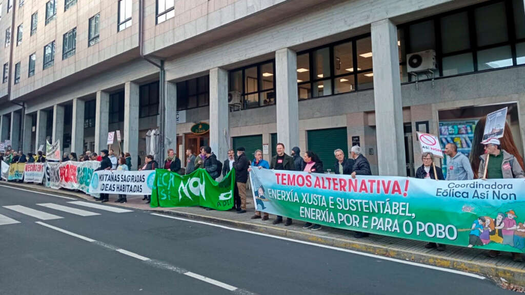 Protesta ante el Parlamento de 'Eólica así, non'