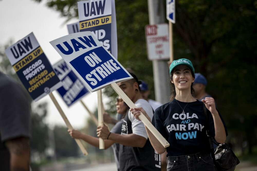 Personas que hacen parte del sindicato United Auto Workers (UAW) realizan una protesta como parte de una huelga, en una fotografía de archivo. EFE/ Etienne Laurent