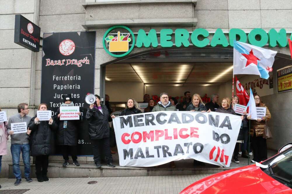 Concentración de la CIG frente al supermercado Mercadona de Ronda de Outeiro, en A Coruña / CIG