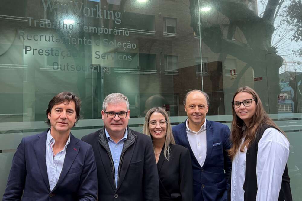 Imagen tras la firma del acuerdo de compra entre el grupo Externa y las lusas Winworking Trabalho Temporário y Winworking Serviços