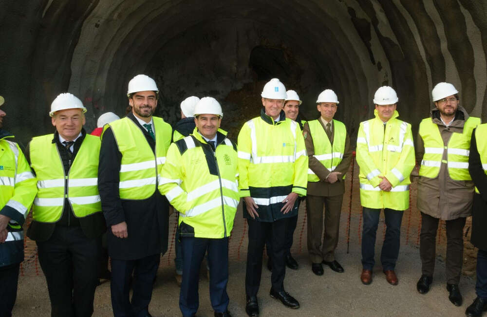 El presidente de la Xunta, Alfonso Rueda, y el delegado del Gobierno en Galicia, Pedro Blanco, y otras autoridades visitan las obras de conexión ferroviaria del puerto exterior de A Coruña