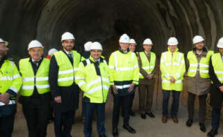 El presidente de la Xunta, Alfonso Rueda, y el delegado del Gobierno en Galicia, Pedro Blanco, y otras autoridades visitan las obras de conexión ferroviaria del puerto exterior de A Coruña