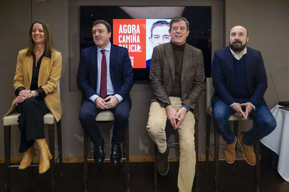 Lara Méndez, junto a Valentín González Formoso, José Ramón Gómez Besteiro y José Manuel Lage Tuñas / PSdeG