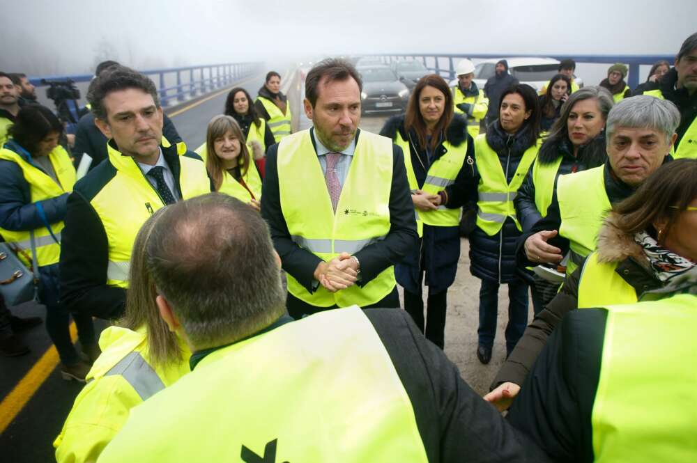 El ministro de Transportes, Óscar Puente, en su visita al viaducto del Castro en la A6 / Europa Press