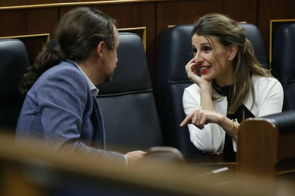 Pablo Iglesias y Yolanda Díaz conversan en el Congreso / EP