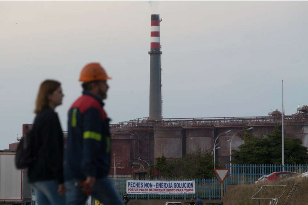 La fábrica de Alcoa en San Cibrao volverá en enero a producir aluminio primario tras dos años de parón / EFE