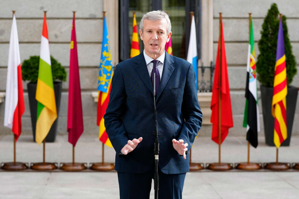 El presidente de Galicia, Alfonso Rueda, en el exterior del Congreso este miércoles, día en el que las Cortes celebran el 45 aniversario de la Constitución en medio de la crispación y la polvareda que ha levantado la amnistía para los encausados por el 'procés' y su encaje en la carta magna