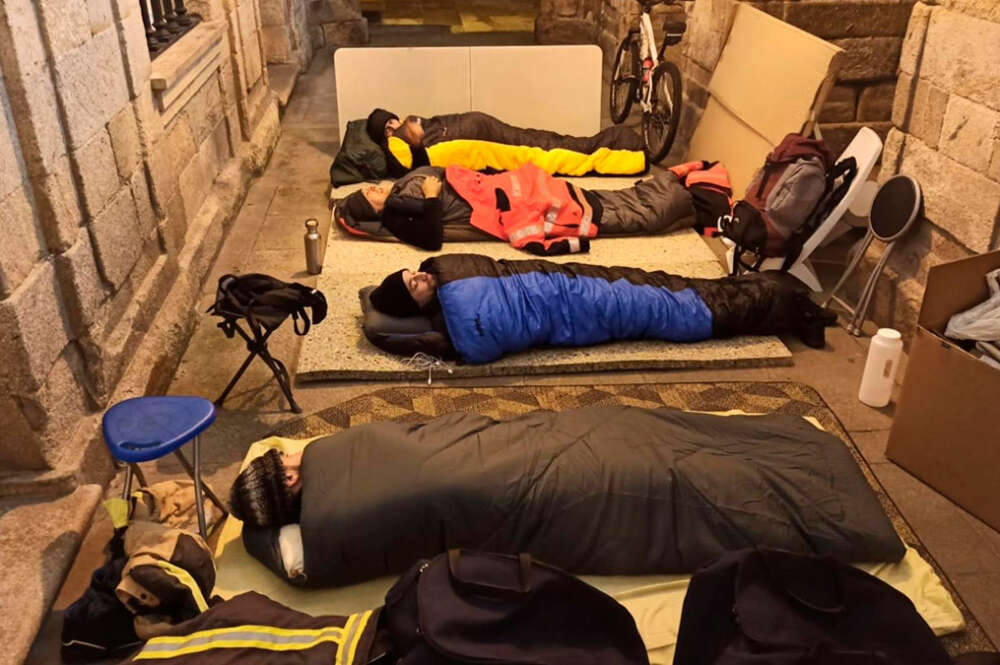 Bomberos comarcales duermen frente a la sede de la Xunta en la Praza do Obradoiro, en Santiago de Compostela