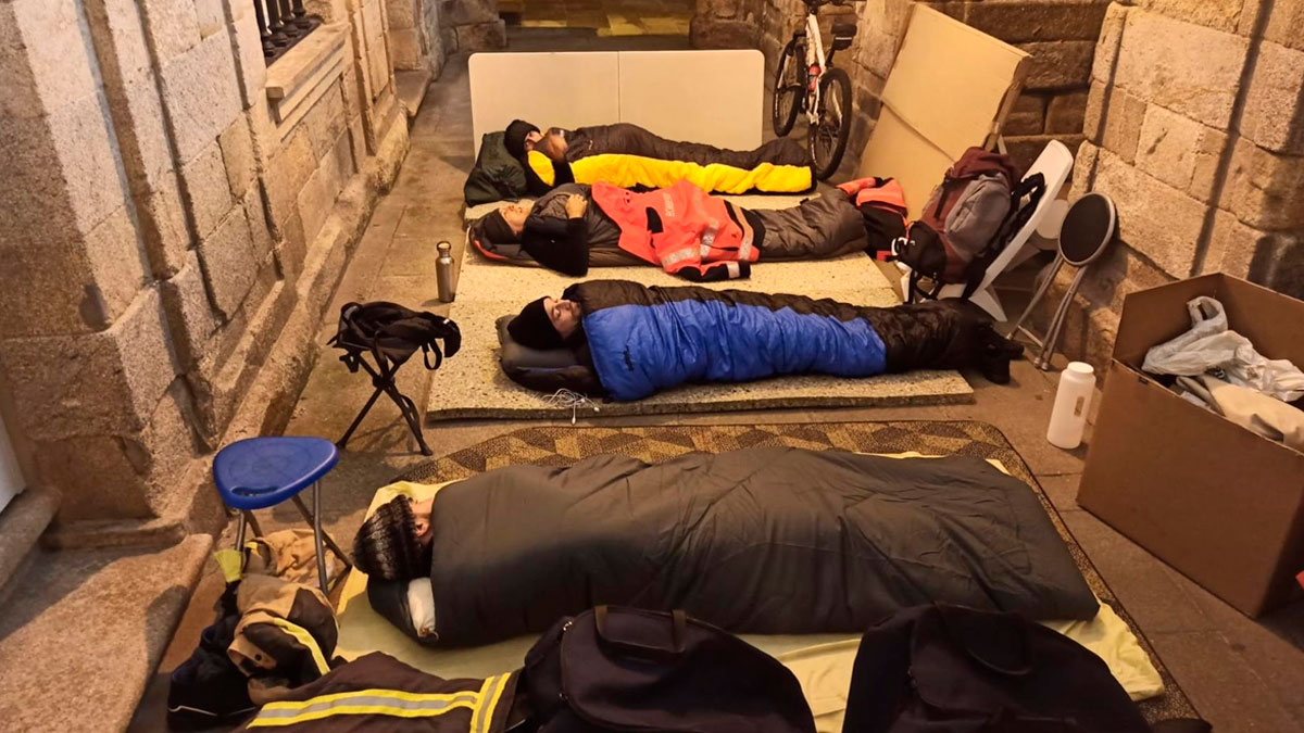 Bomberos comarcales duermen frente a la sede de la Xunta en la Praza do Obradoiro, en Santiago de Compostela