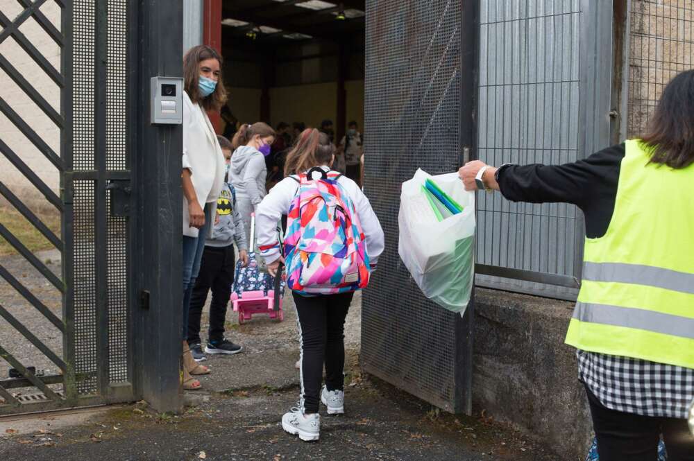 La Xunta extenderá la prohibición de usar el móvil, que ya se aplicaba desde 2015 en las horas de clase, a los recreos, el comedor y las entradas y salidas del centro