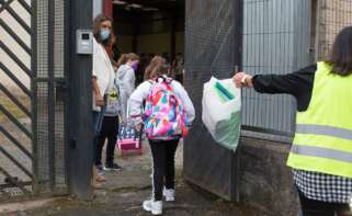 La Xunta extenderá la prohibición de usar el móvil, que ya se aplicaba desde 2015 en las horas de clase, a los recreos, el comedor y las entradas y salidas del centro