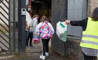 La Xunta extenderá la prohibición de usar el móvil, que ya se aplicaba desde 2015 en las horas de clase, a los recreos, el comedor y las entradas y salidas del centro