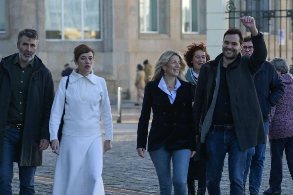 El militante de Sumar Galicia, Juan Díaz Villoslada, la portavoz de Sumar en el Congreso, Marta Lois, la líder de Sumar y vicepresidenta segunda del Gobierno, Yolanda Díaz, y el portavoz de la comisión promotora de Sumar Galicia, Paulo Carlos López, - M. Dylan - Europa Press