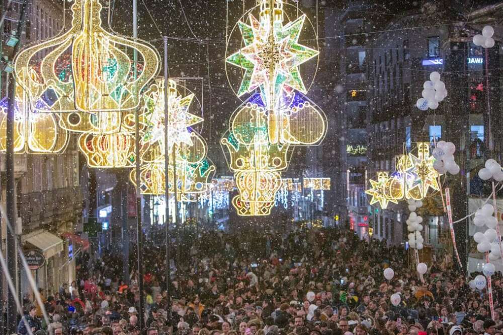 El alcalde de Vigo, Abel Caballero, da el pistoletazo de salida a la Navidad con el encendido de los más de once millones de leds y uno de los árboles más altos del país, hoy viernes en Vigo
