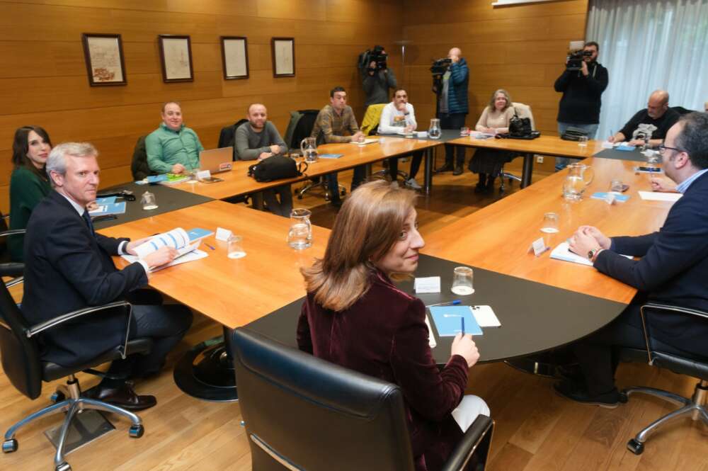 Alfonso Rueda, María Jesús Lorenzana y Ángeles Vázquez en la reunión con los trabajadores de Alcoa / Xunta