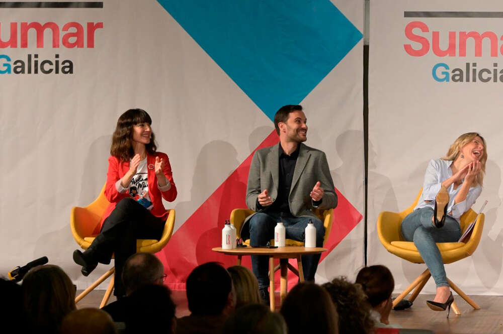 El portavoz de la comisión promotora de Sumar Galicia, Paulo Carlos López (c), y la líder de Sumar y vicepresidenta segunda del Gobierno, Yolanda Díaz (d), durante la presentación del proyecto de Sumar Galicia, en Palexco, a 16 de diciembre, en A Coruña