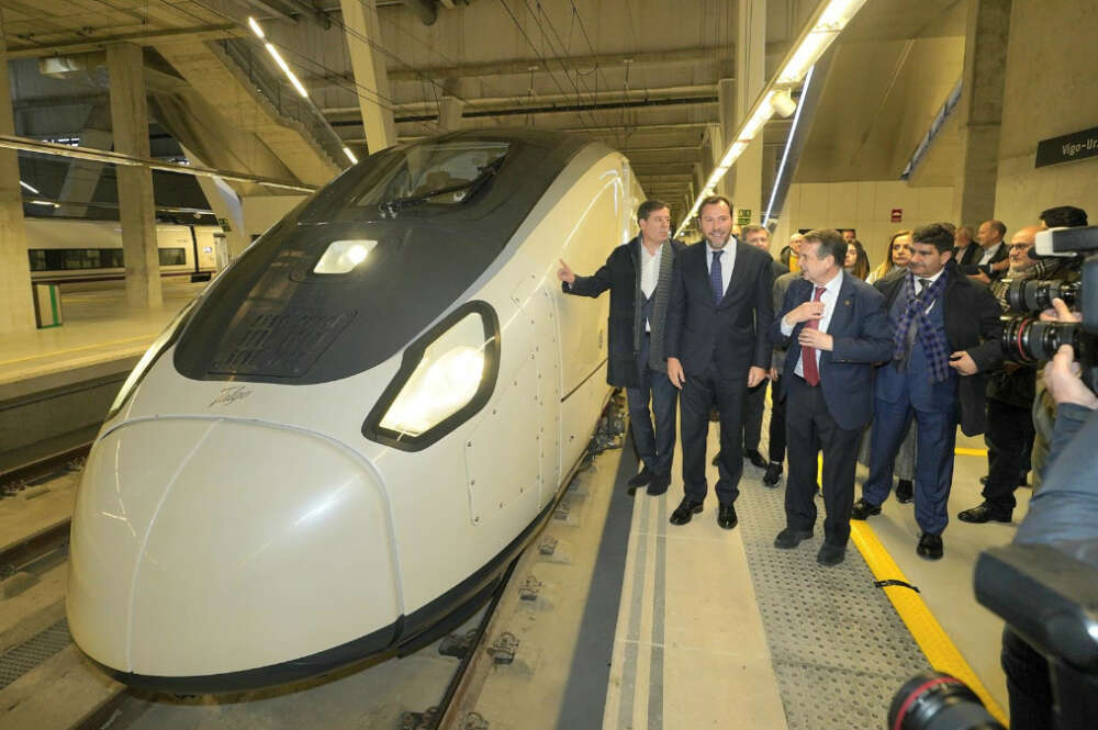 El candidato del PsdeG a la Xunta, Xosé Ramón Gómez Besteiro; el ministro de Transportes y Movilidad Sostenible, Óscar Puente y el alcalde de Vigo, Abel Caballero, tras la llegada del primer Avril en pruebas a la estación de Urzáiz-Vialia en Vigo / Europa Press