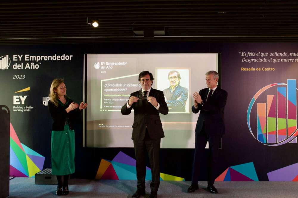 Marta Fernández Currás, socia directora de EY en Galicia, y Alfonso Rueda, presidente de la Xunta de Galicia, durante la entrega del Premio Emprendedor del Año 2023 a José Enrique Pereira, presidente del grupo Pereira / EY