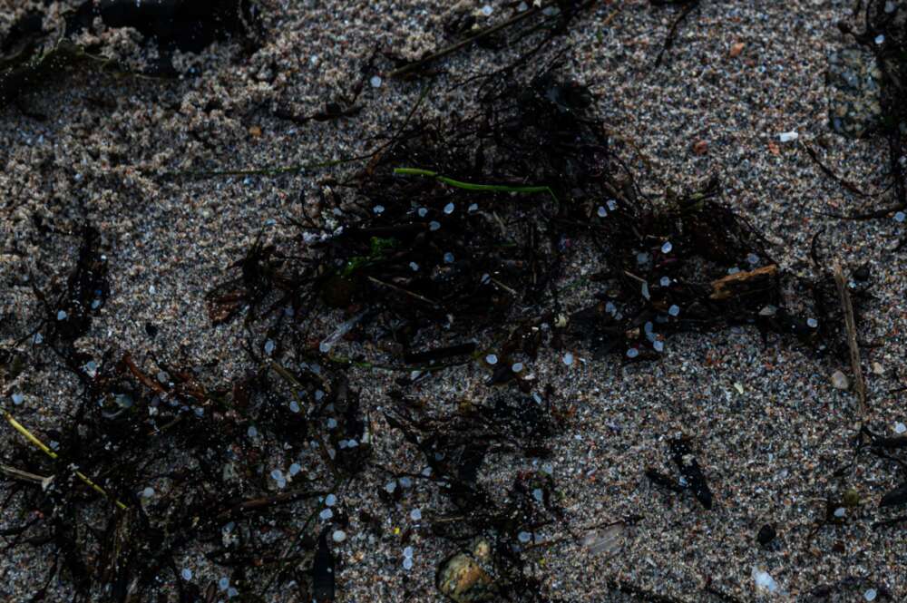 Imagen de pellets en la arena en la Illa de Arousa / Europa Press