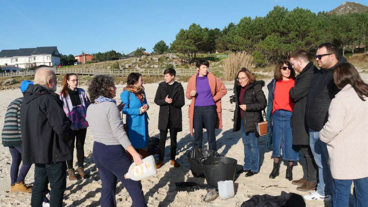 La portavoz nacional del BNG, Ana Pontón, comprueba la situación de las playas de Muros / BNG