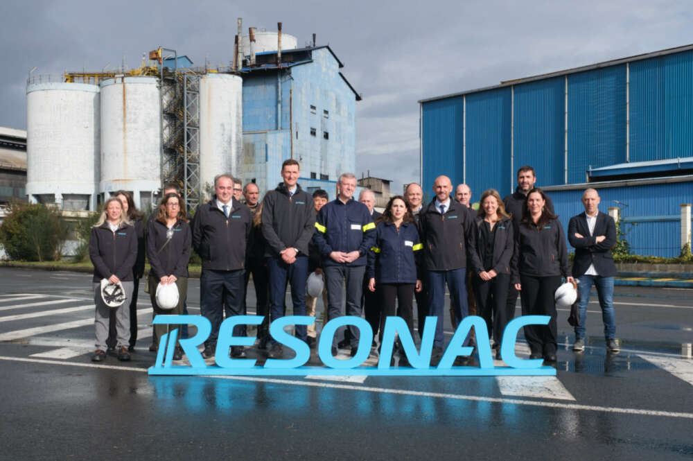 El presidente de la Xunta, Alfonso Rueda, y la conselleira de Economía, María Jesús Lorenzana, durante su visita a las instalaciones de Resonac en A Coruña / Xunta