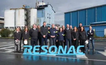El presidente de la Xunta, Alfonso Rueda, y la conselleira de Economía, María Jesús Lorenzana, durante su visita a las instalaciones de Resonac en A Coruña / Xunta