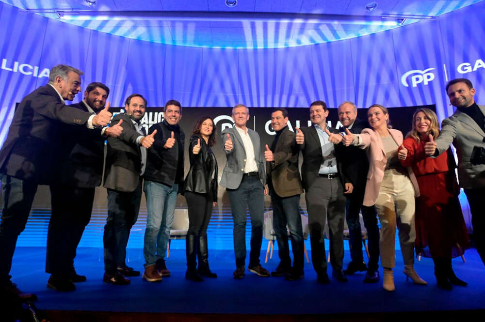 El presidente del PPdeG, Alfonso Rueda, junto a lideres autonómicos del partido en un acto en A Coruña