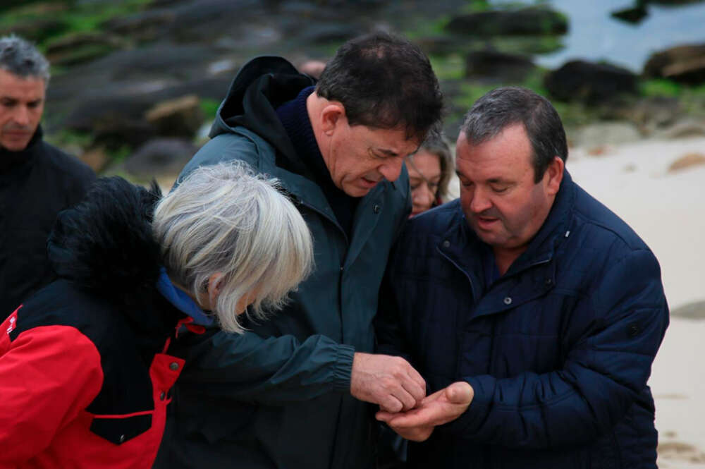 Candidato del PSdeG a la Presidencia de la Xunta, José Ramón Gómez Besteiro, en una playa de Carnota