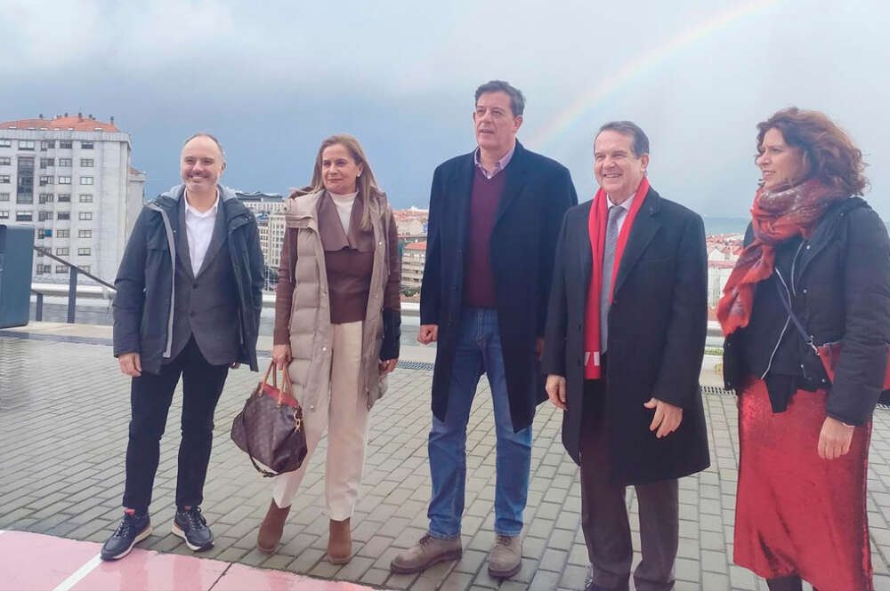 El candidato del PSdeG a la Xunta, José Ramón Gómez Besteiro, con el alcalde de Vigo, Abel Caballero; la teniente de alcalde y senadora Carmela Silva; el diputado en el Congreso, David Regades; y la diputada autonómica, Leticia Gallego