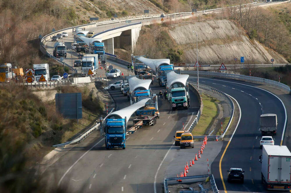 Un convoy de seis trailers que transportan palas para molinos eólicos permanece parado en la A6 en sentido A Coruña desde el pasado martes. A última hora de la tarde, los camiones se han puesto de nuevo en marcha.