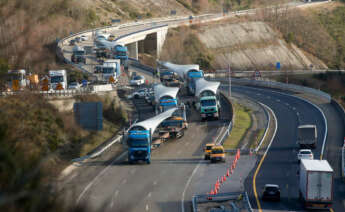Un convoy de seis trailers que transportan palas para molinos eólicos permanece parado en la A6 en sentido A Coruña desde el pasado martes. A última hora de la tarde, los camiones se han puesto de nuevo en marcha.