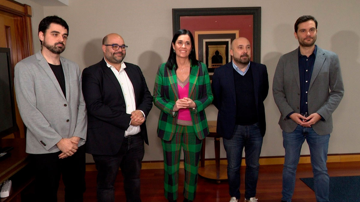 De izquierda a derecha: Borja San Ramón (Podemos), Rubén Cela (BNG), Paula Prado (PPdeG), José Manuel Lage (PSdeG) y Paulo Carlos López (Sumar)