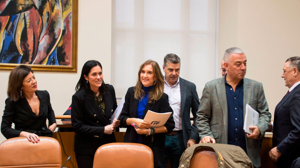 La profesora de la USC María Bastida, la exconselleira Carmen Pomar, y los economistas Miguel Vázquez Taín y Venancio Salcines, junto a Paula Prado, entre otros
