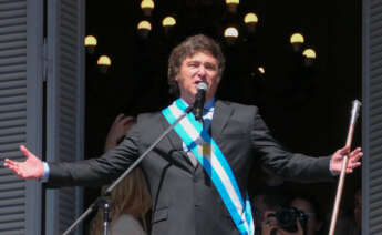 El presidente electo de Argentina, Javier Milei, sale al balcón de la Casa Rosada para saludar a simpatizantes