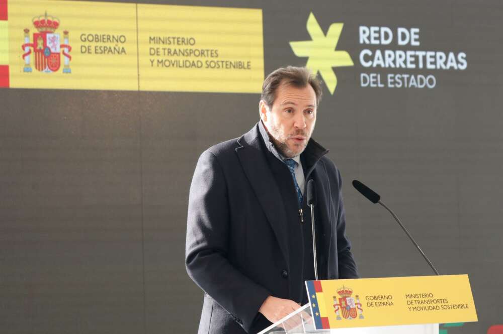 El ministro de Transportes y Movilidad Sostenible, Óscar Puente, interviene durante la inauguración del último tramo de la A-33 entre Yecla (Murcia) y Caudete (Albacete), a 11 de enero de 2024, en Yecla, Región de Murcia (España) / Edu Botella