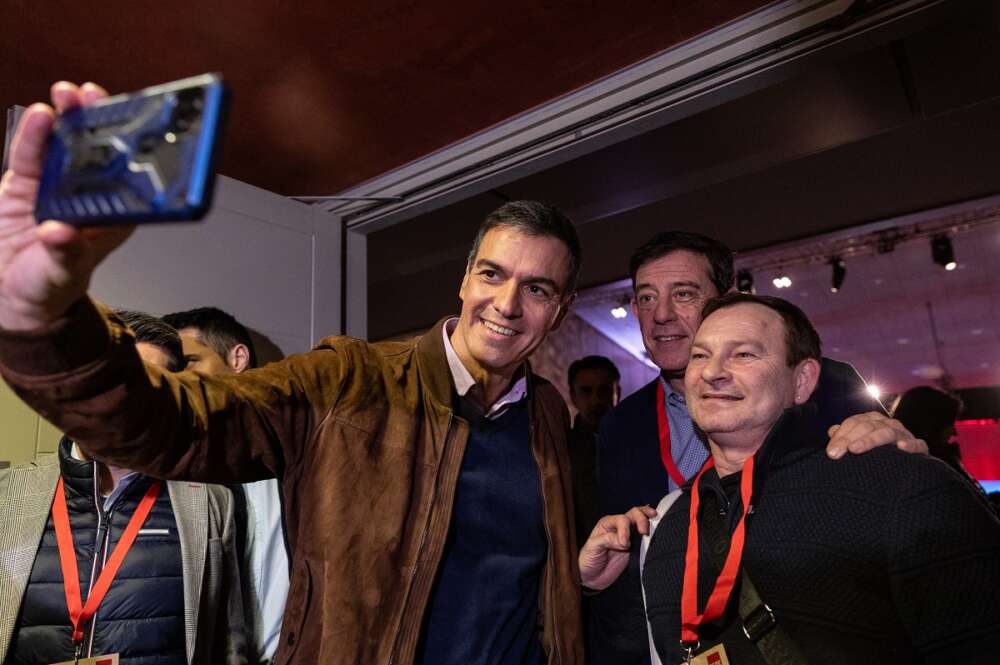 Pedro Sánchez y Gómez Besteiro, con un militante, en la convención política del PSOE