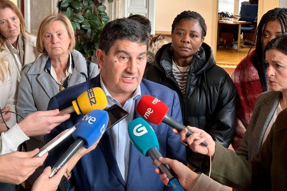 El delegado del Gobierno en Galicia, Pedro Blanco, atiende a los medios en Pontevedra