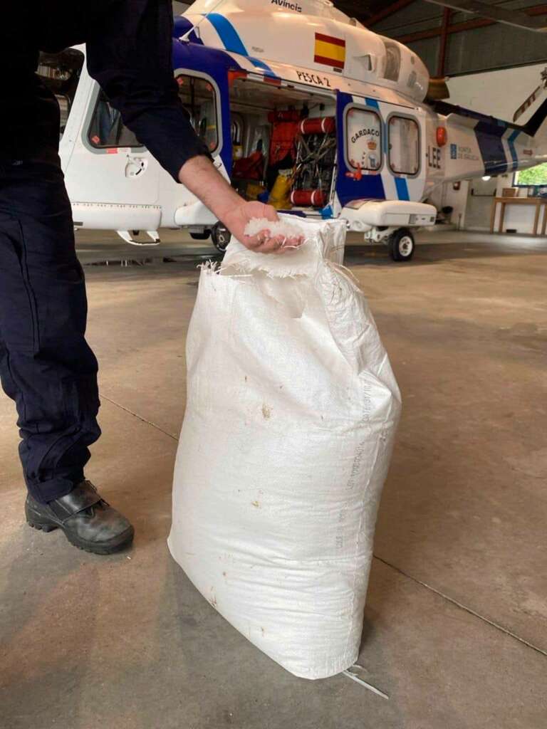 Saco de pélet localizado en las proximidades de Punta Frouxeira por el helicóptero Pesca 2 del Servizo de Gardacostas de Galicia