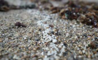 Pellets de plástico en la playa de Sabón, a 9 de enero de 2024, en A Coruña. - Gustavo de la Paz - Europa Press