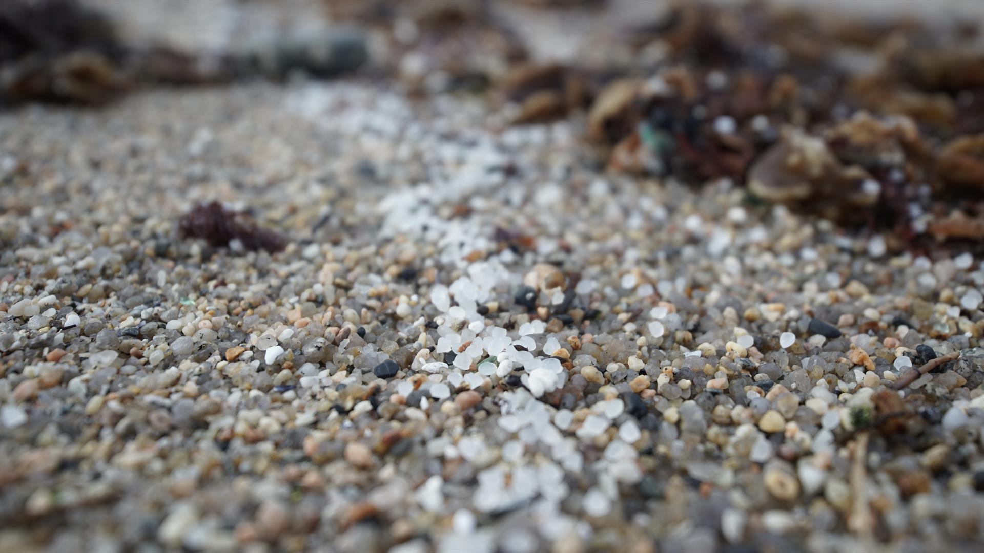 Pellets de plástico en la playa de Sabón, a 9 de enero de 2024, en A Coruña. - Gustavo de la Paz - Europa Press