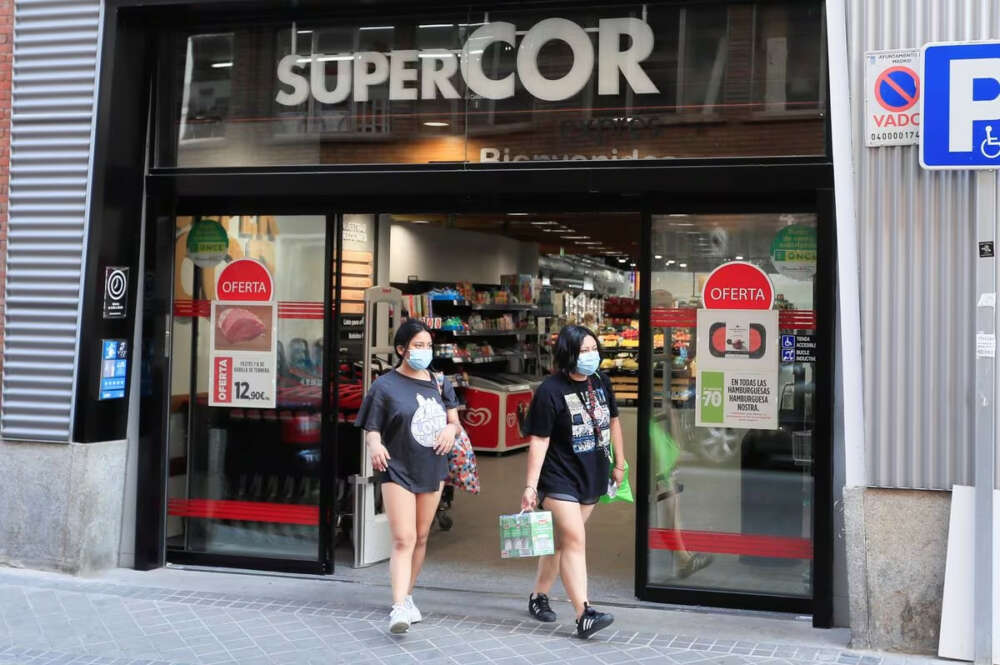 Carrefour compra tres supermercados gallegos de Supercor a El Corte Inglés / EFE