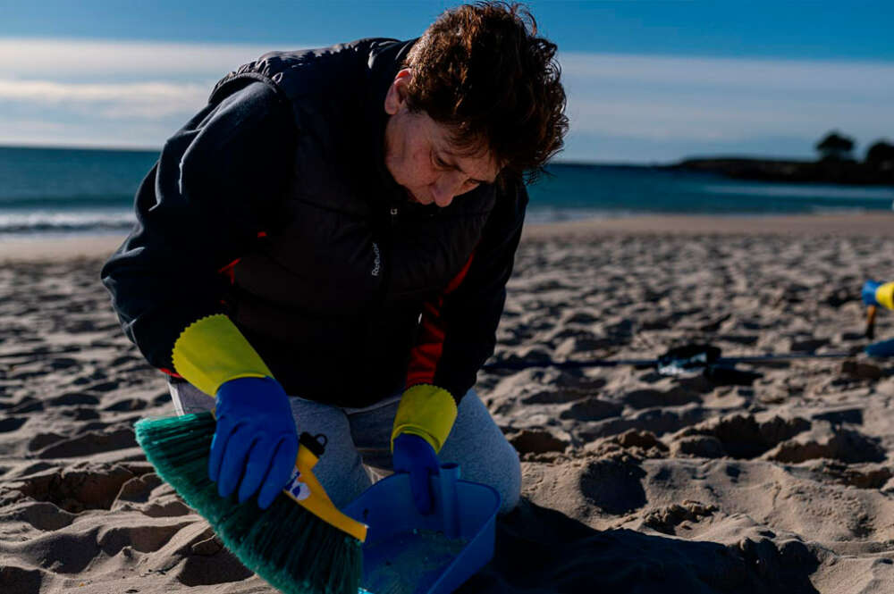 Voluntarios hacen una recogida de pellets de la arena, Galicia en A Coruña - Elena Fernández