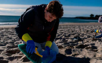 Voluntarios hacen una recogida de pellets de la arena, Galicia en A Coruña - Elena Fernández
