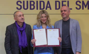 La vicepresidenta segunda del Gobierno y ministra de Trabajo y Economía Social, Yolanda Díaz (c), posa con los secretarios generales de CCOO, Unai Sordo (d), y UGT, Pepe Álvarez, este miércoles en Madrid después de la firma del acuerdo para la subida del 5 % del salario mínimo interprofesional (SMI) en 2024