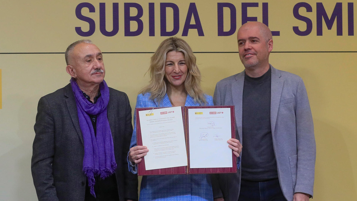 La vicepresidenta segunda del Gobierno y ministra de Trabajo y Economía Social, Yolanda Díaz (c), posa con los secretarios generales de CCOO, Unai Sordo (d), y UGT, Pepe Álvarez, este miércoles en Madrid después de la firma del acuerdo para la subida del 5 % del salario mínimo interprofesional (SMI) en 2024