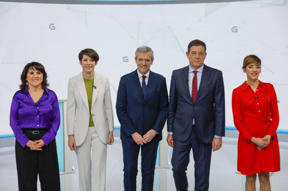 Los candidatos a la presidencia de la Xunta, (i-d) por Podemos Isabel Faraldo, por el BNG Ana Pontón, por el PP Alfonso Rueda, por el PSdeG José Ramón Gómez Besteiro y por Sumar Marta Lois, antes del inicio del debate electoral organizado por la Compañía de Radio Televisión de Galicia (CRTVG), este lunes en Santiago de Compostela. EFE/Lavandeira