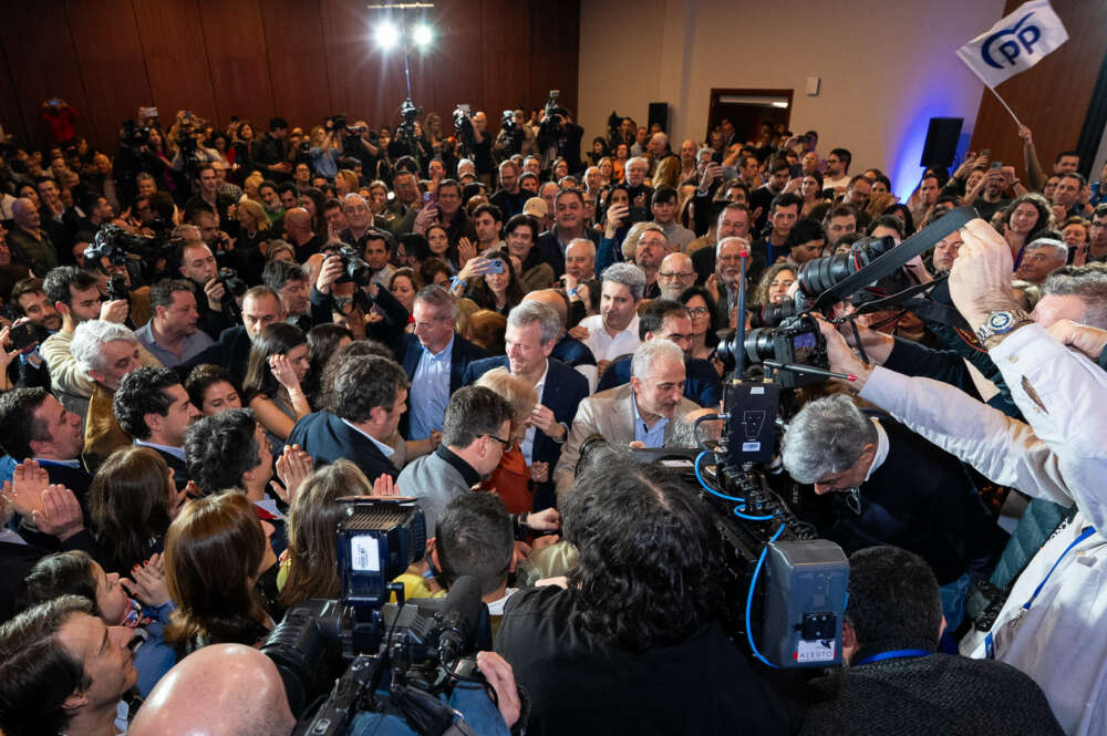 Alfonso Rueda celebra la victoria electoral en la sede del PP / PPdeG