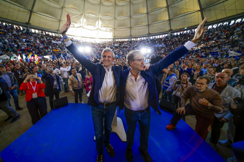 El líder del PP, Alberto Núñez Feijóo (d), y el presidente de la Xunta y candidato a la reelección, Alfonso Rueda (i), saludan al comienzo del mitin que ofrecen los populares este sábado en la plaza de toros de Pontevedra. EFE/Lavandeira Jr