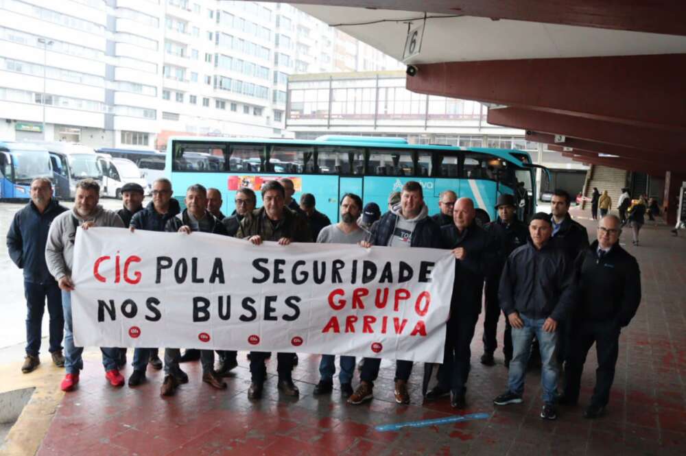 Personal del grupo Arriva se ha movilizado en la estación de autobuses de A Coruña para denunciar el "envejecimiento" de la flota de vehículos de la compañía / CIG